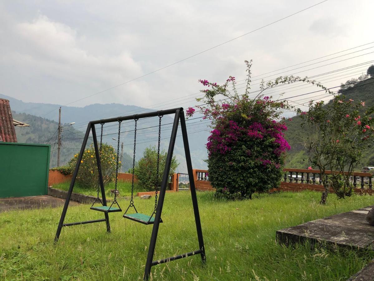 Mountain Chalet - Tungurahua Hot Springs/Aguas Termales بانيوس المظهر الخارجي الصورة